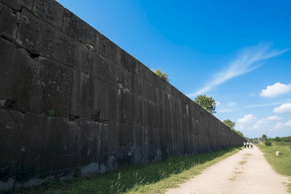 Phần tường th&agrave;nh với c&aacute;c khối đ&aacute; khổng lồ được xếp chồng l&ecirc;n nhau